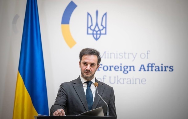 Дипломатичне рукостискання на фоні прапорів Німеччини та Росії