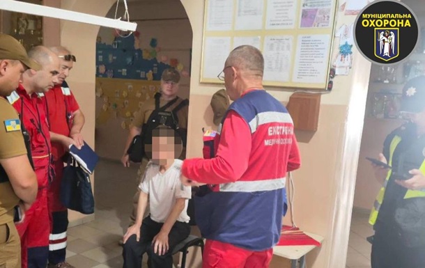Охоронець у школі під час забезпечення безпеки
