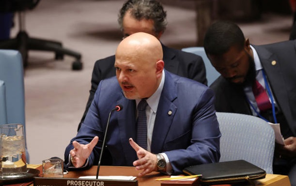 Карім Хан у залі засідань Міжнародного кримінального суду